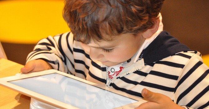 Finding a Healthy Balance with Screen Time: Realistic Tips for Busy Families image